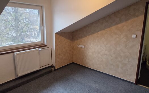 Kancelář č.13 ve 3.podlaží se nachází naproti schodišti