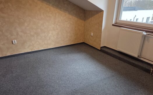 Kancelář č.13 ve 3.podlaží se nachází naproti schodišti