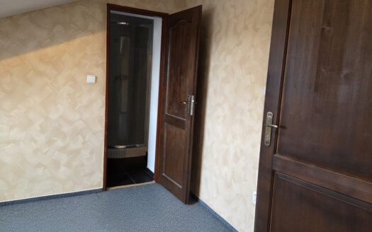 Kancelář č.13 ve 3.podlaží se nachází naproti schodišti